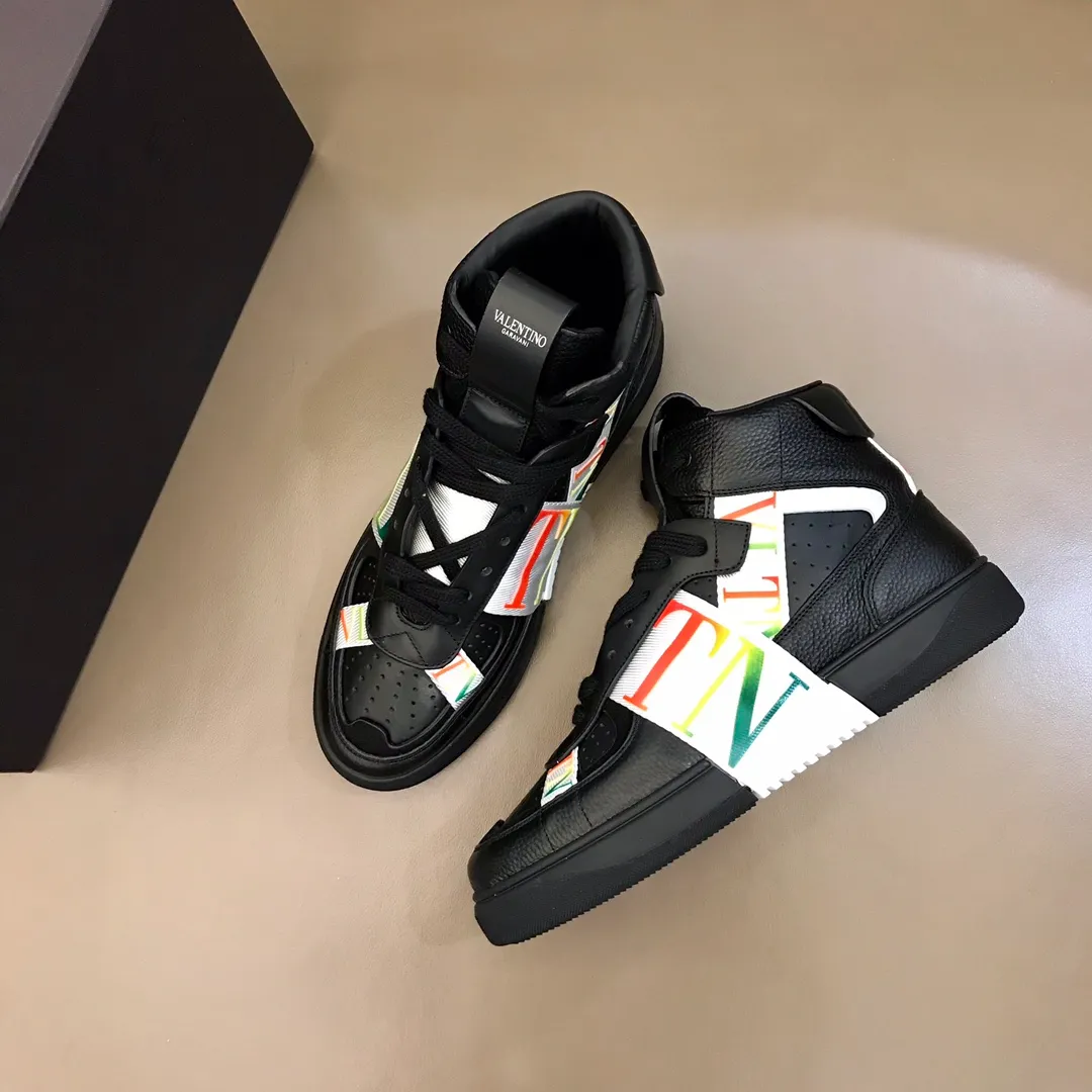 p480 "VALETINO**" new high-top 🆕 calfskin lace-up sneakers. No man should be able to refuse these shoes. The classic color scheme is so handsome! Purchase a high-precision replica of the original version to instantly sell off the market currency! 6 VLTN logo rubber effect straps - Valentino Garavani Logo printed on the back and tongue, all materials are customized to ensure quality! Size: 38-44